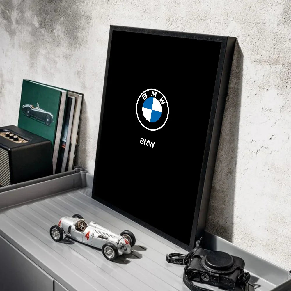 لوحة فنية جدارية تحمل شعار BMW