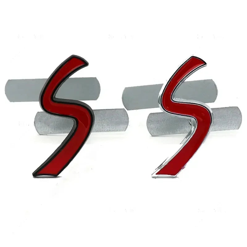 شعار شبكة السيارة باللون الأحمر "S".