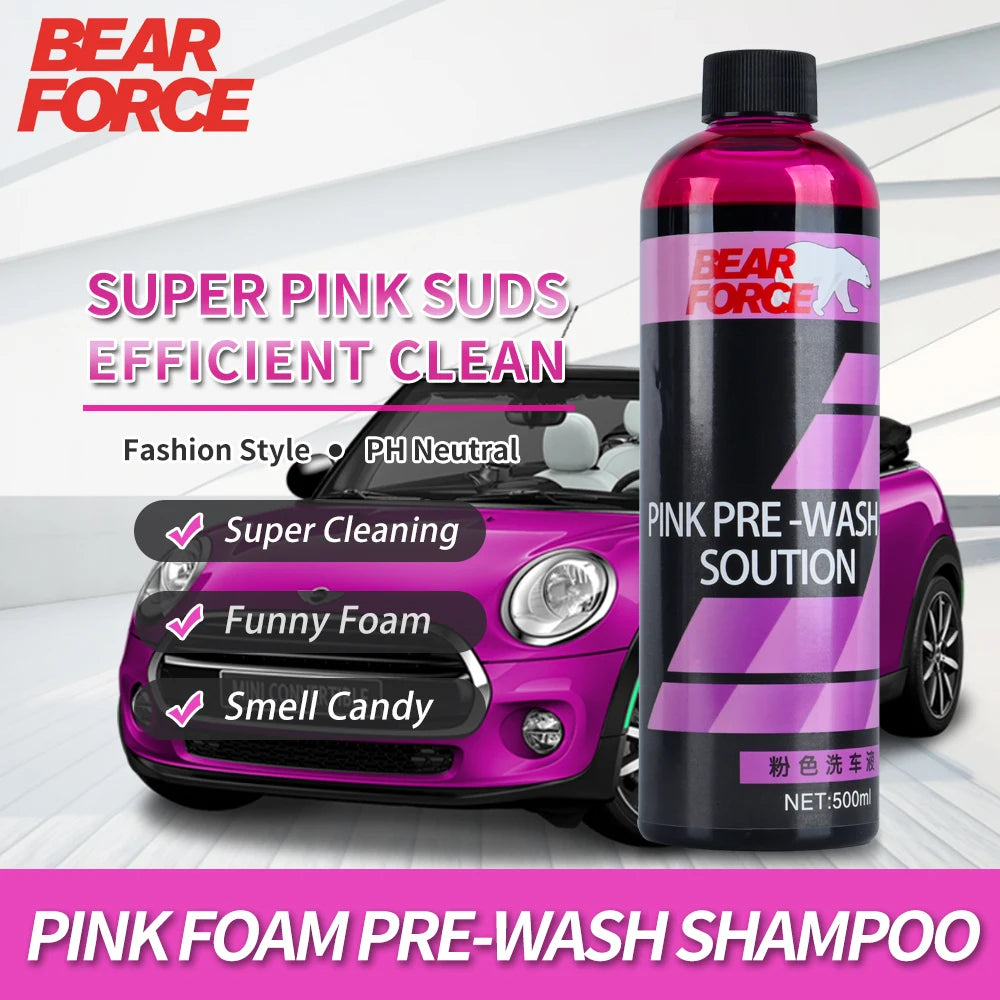 Shampoo in auto in auto in schiuma rosa