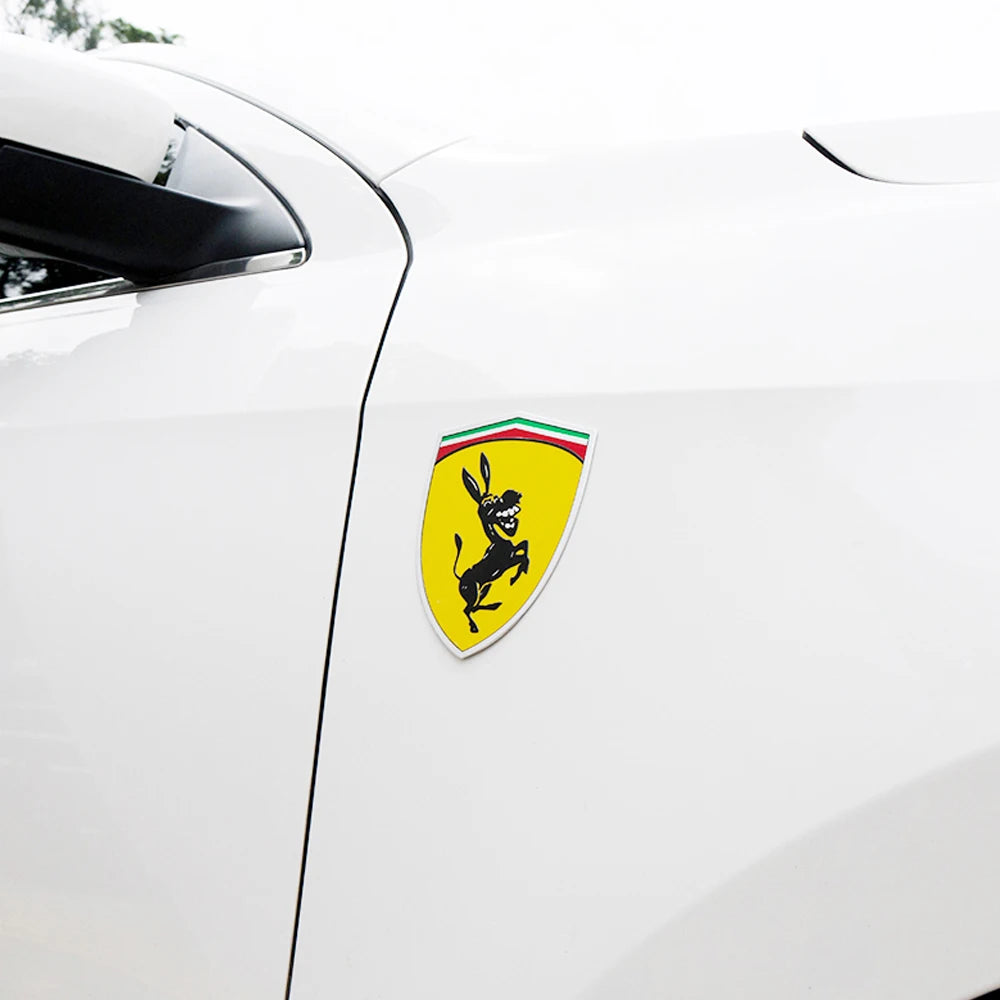 Distintivo di Ferrari in alluminio 3D